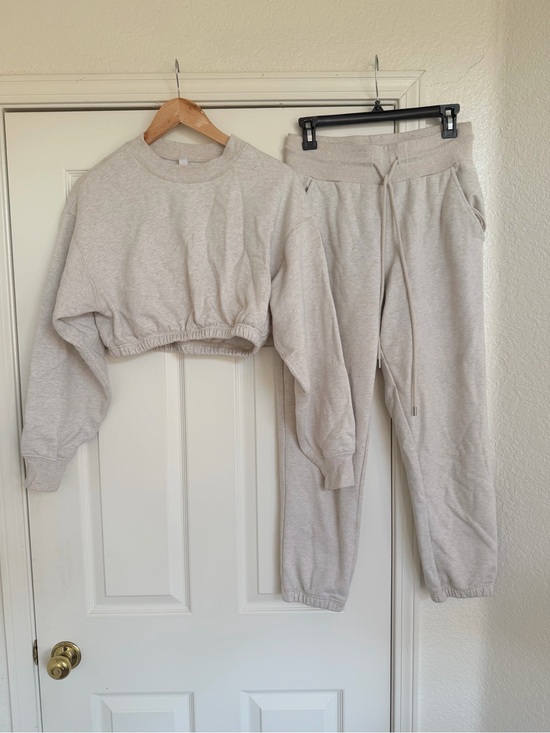 ALO Yoga Pants - ALO Yoga Neutral Cream Pants and Pullover Sweater Set Cropped Set Size S